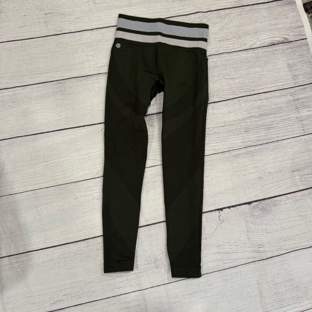 SENITA ATHLETICS Green Seamless Striped Waist High Rise Active Leggings Size S